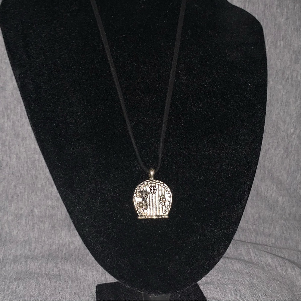 Handmade Hobbit Hole Necklace. Bilbos Front Door.
Brand new and unused.